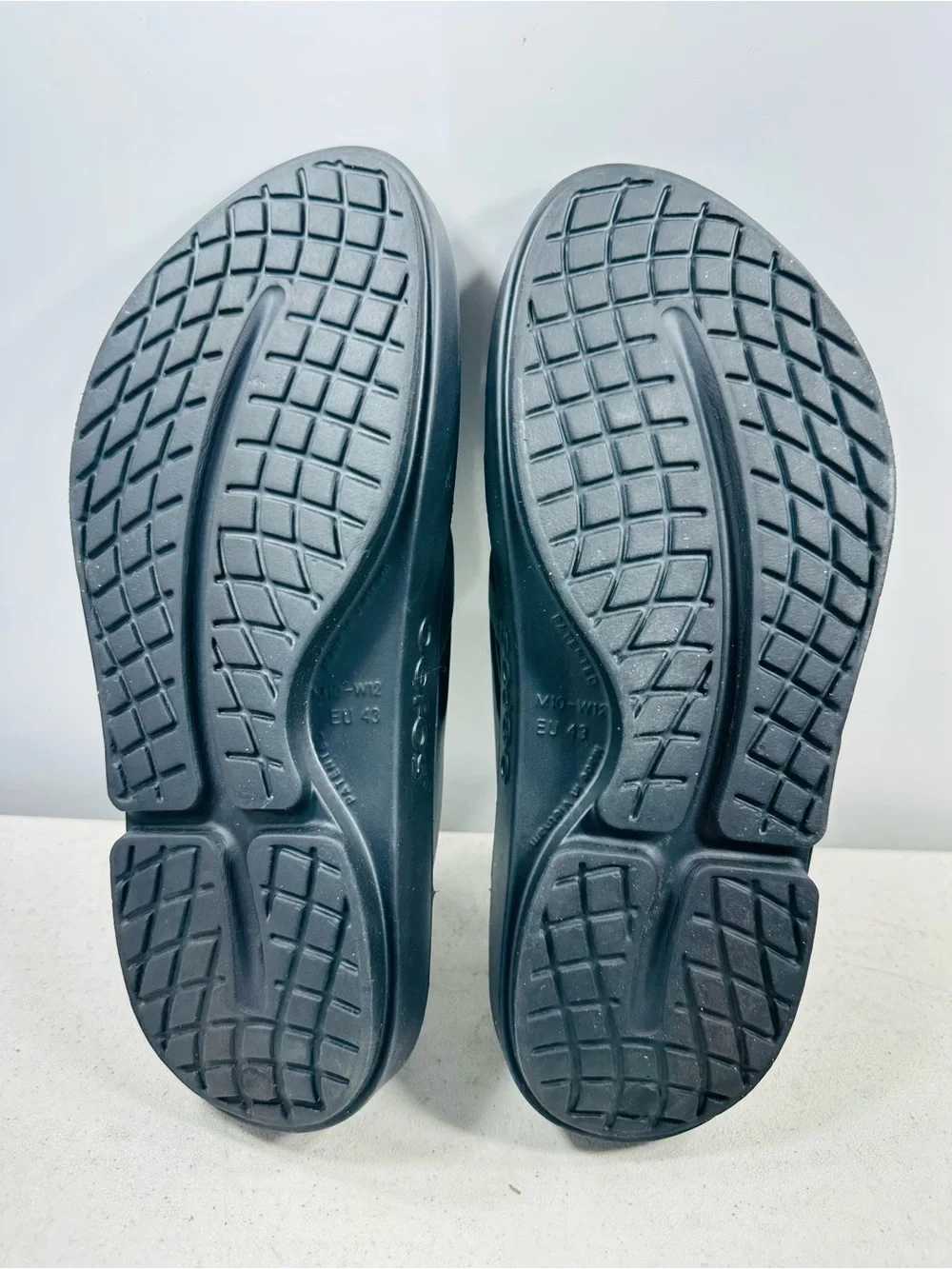 OOFOS OOriginal recovery sandals in black, size M10.W12